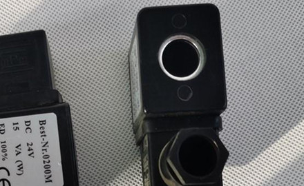 使用電磁閥線圈能為廠家?guī)砟男┖锰帲?/></p><p>　　1、幫助廠家提高生產(chǎn)效益，如今有很多企業(yè)因為激烈的職場競爭而被淘汰，想要在市場中占據(jù)一席之地，不被同行擠出市場，那么需要廠家有良好的生產(chǎn)效益，而電磁圈線圈產(chǎn)品是可以很好幫助廠家提升生產(chǎn)效益。</p><p>　　2、讓廠家的利潤翻倍，廠家想要在現(xiàn)有的市場站穩(wěn)腳，沒有豐厚的利潤做企業(yè)發(fā)展的后盾，也是比較容易被踢出市場的。此案吃法線圈產(chǎn)品的利潤率比較高，加上產(chǎn)品本身性能從和顏色，讓整個生產(chǎn)流程更加的完善，從而給廠家提供較高的利潤價值。</p><p>　　為了避免電磁閥線圈對生產(chǎn)設(shè)備帶來不良影響，在使用電磁閥線圈過程中有一些要注意的地方。</p><p>　　1、不同規(guī)格、類型的電磁閥線圈在產(chǎn)品的長短和粗細方賣弄均不一樣，在使用的時候要注意請根據(jù)使用的環(huán)境來決定，在長時間連續(xù)工作之后，電磁閥線圈溫度很容易升高，這時可以在使用期間加強保護措施。</p><p>　　2、使用的電壓不能夠超過電磁閥線圈，否者很容易燒壞，另外，為了避免不必要的損失，廠家在使用的時候需要讓電磁閥線圈進行合理的處理，不要讓其太散亂。</p></div>
          </div>
          <div   id=